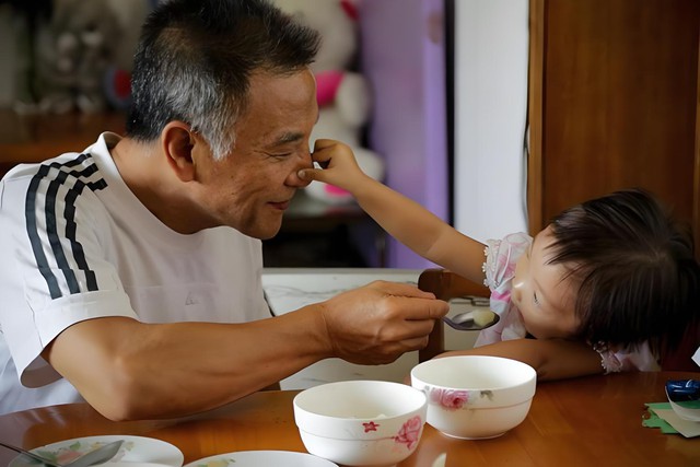 "Lì xì 2 triệu cho cháu nội, 200 nghìn cho cháu ngoại" - một câu nói của ông khiến con dâu bật khóc giữa mùng 4- Ảnh 2.
