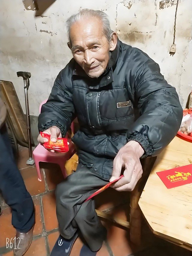 "Lì xì 2 triệu cho cháu nội, 200 nghìn cho cháu ngoại" - một câu nói của ông khiến con dâu bật khóc giữa mùng 4- Ảnh 1.