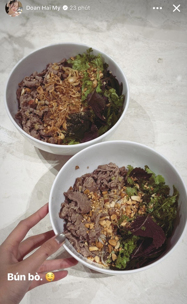 Ho&agrave; Minzy đ&oacute;n tết muộn c&ugrave;ng Do&atilde;n Hải My - Văn Hậu tại khu biệt thự sang chảnh, đốt ph&aacute;o hoa tưng bừng- Ảnh 2.