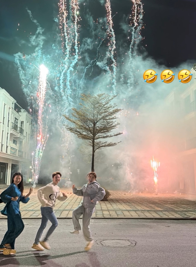 Ho&agrave; Minzy đ&oacute;n tết muộn c&ugrave;ng Do&atilde;n Hải My - Văn Hậu tại khu biệt thự sang chảnh, đốt ph&aacute;o hoa tưng bừng- Ảnh 1.