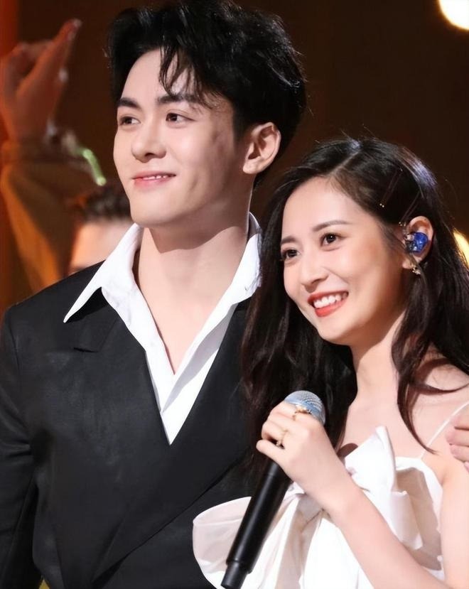 Bắt gặp cặp diễn viên hot nhất năm 2025 