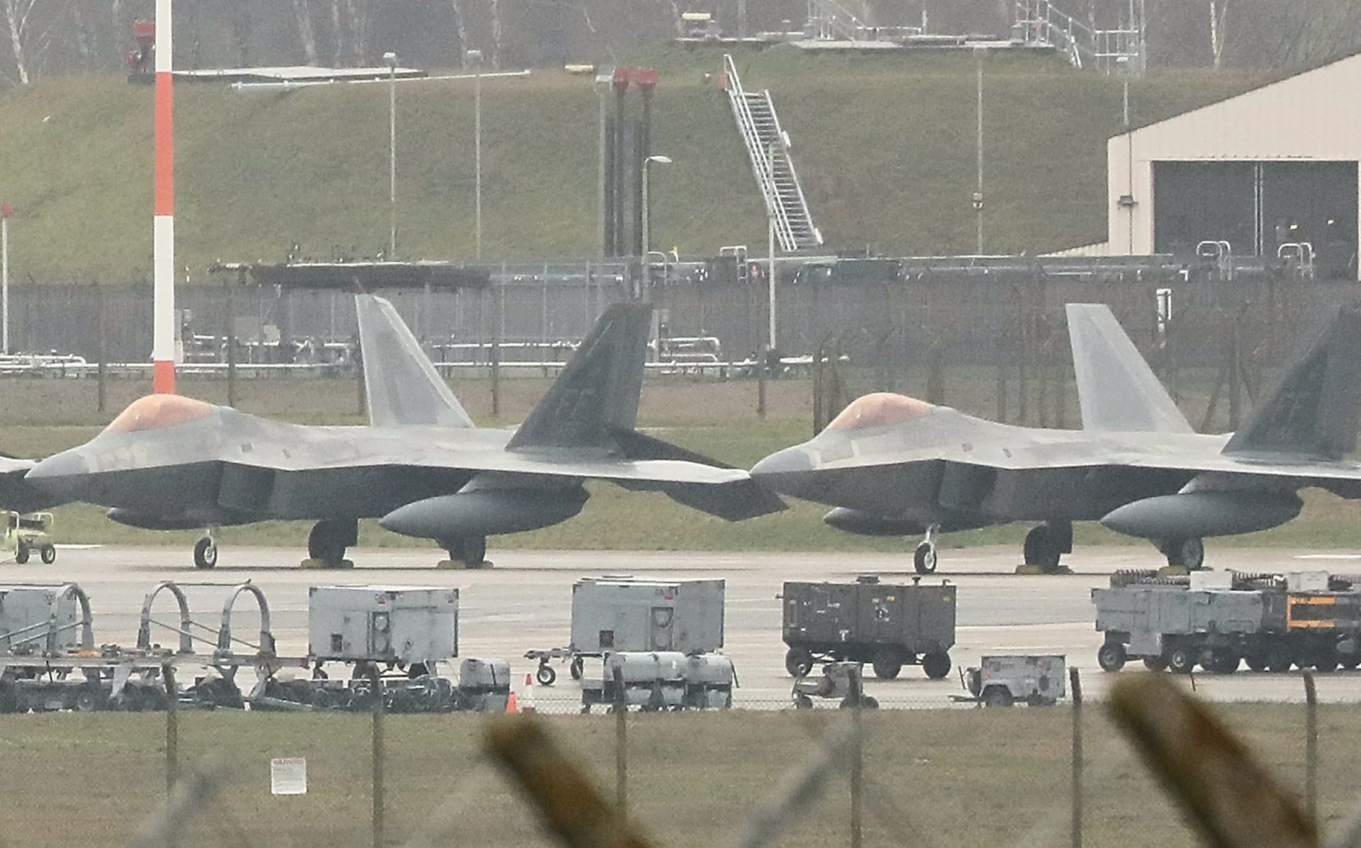 Kế hoạch tấn công Iran bị cản trở, ông Donald Trump “quay xe” với Thủ tướng Anh - Ảnh 1.