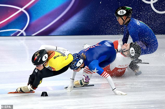Kinh ho&agrave;ng Olympic: VĐV bị gi&agrave;y của đối thủ cứa v&agrave;o mắt, mặt b&ecirc; bết m&aacute;u, nằm c&aacute;ng rời s&acirc;n - Ảnh 2.