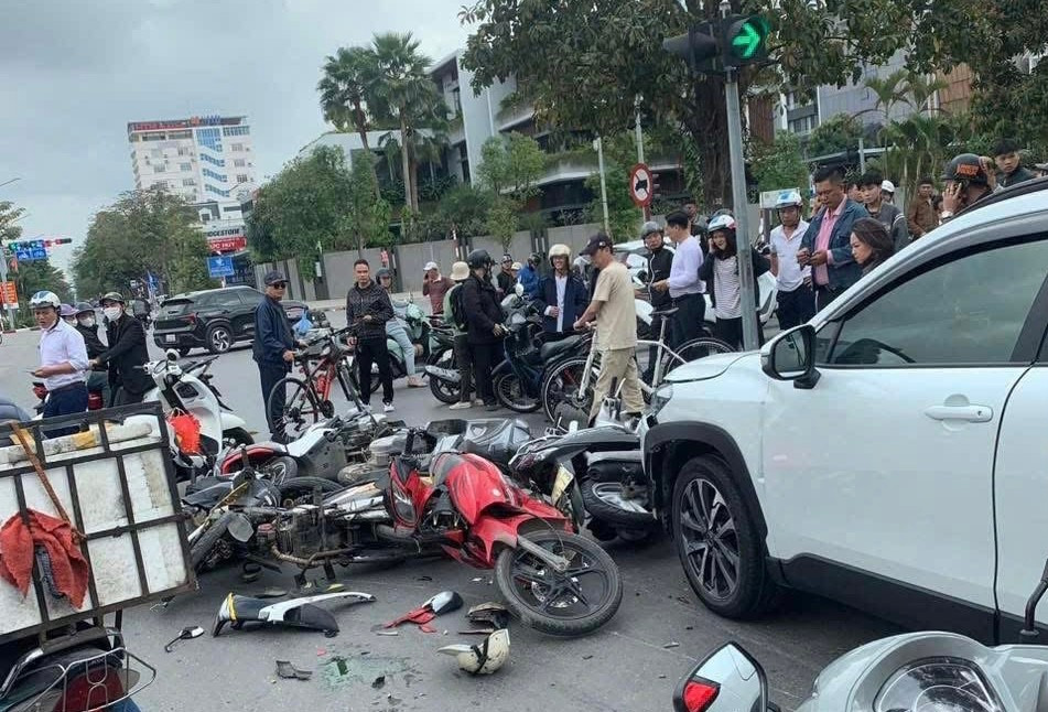 Tài xế 62 tuổi gây tai nạn giao thông Hải Phòng làm 12 xe máy bị ảnh hưởng nặng - Ảnh 1.