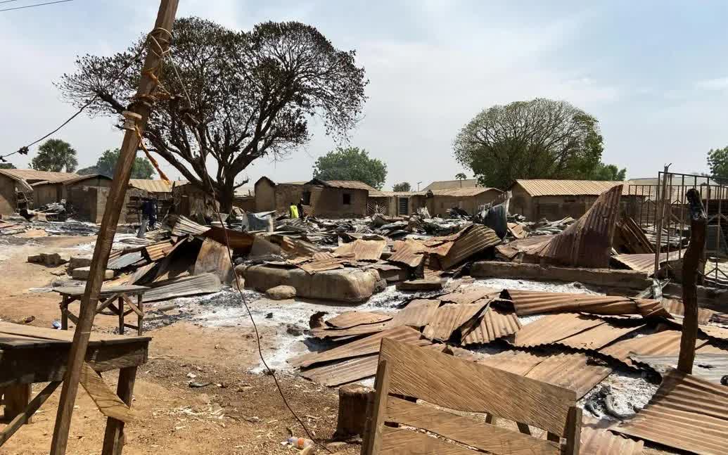 Tấn c&ocirc;ng tại Nigeria khiến &iacute;t nhất 50 người chết, nhiều phụ nữ v&agrave; trẻ em bị bắt c&oacute;c - Ảnh 1.