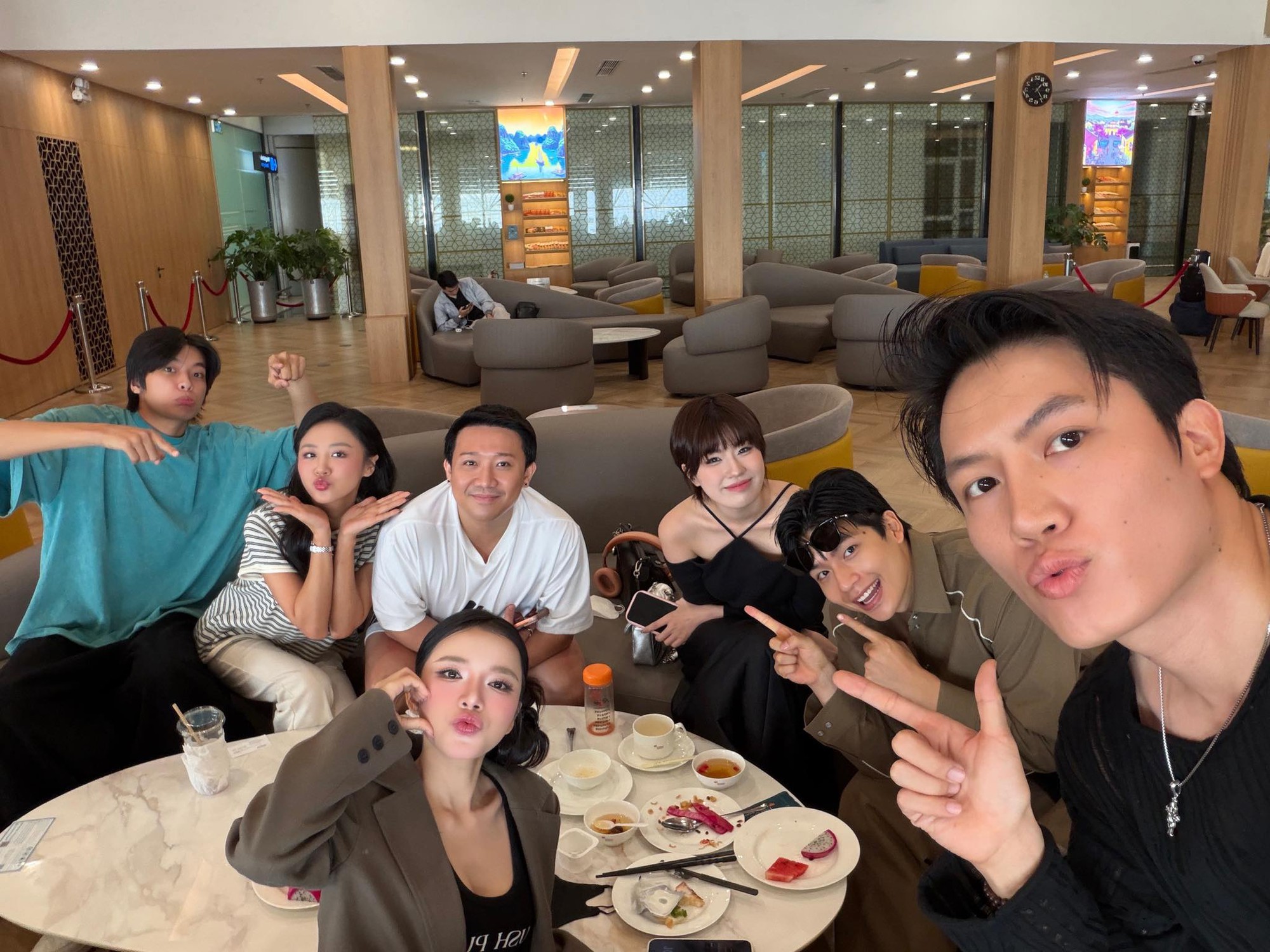 Trấn Thành đăng ảnh lộ chuyện Anh Trai - Em Xinh Vbiz hẹn hò, đã đến mức này mà mãi úp mở!- Ảnh 2.