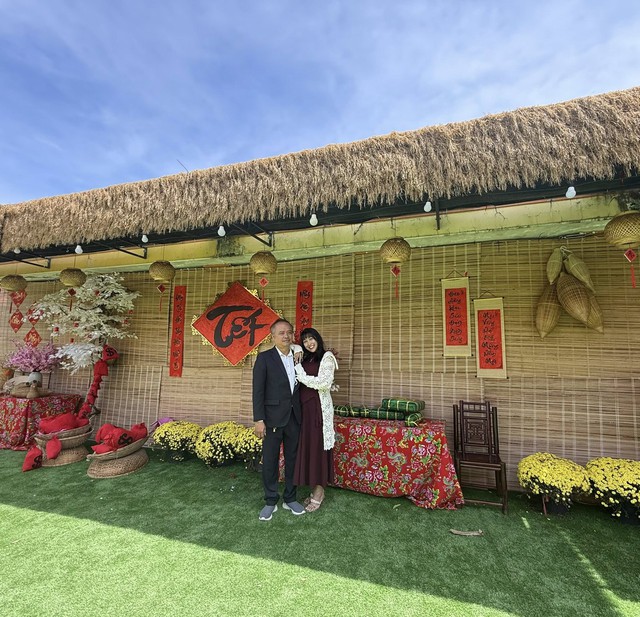 Mẹ đơn thân U50 là nghệ sĩ, được đại gia miền Tây yêu say đắm, đưa về ăn Tết cùng gia tộc - Ảnh 4.