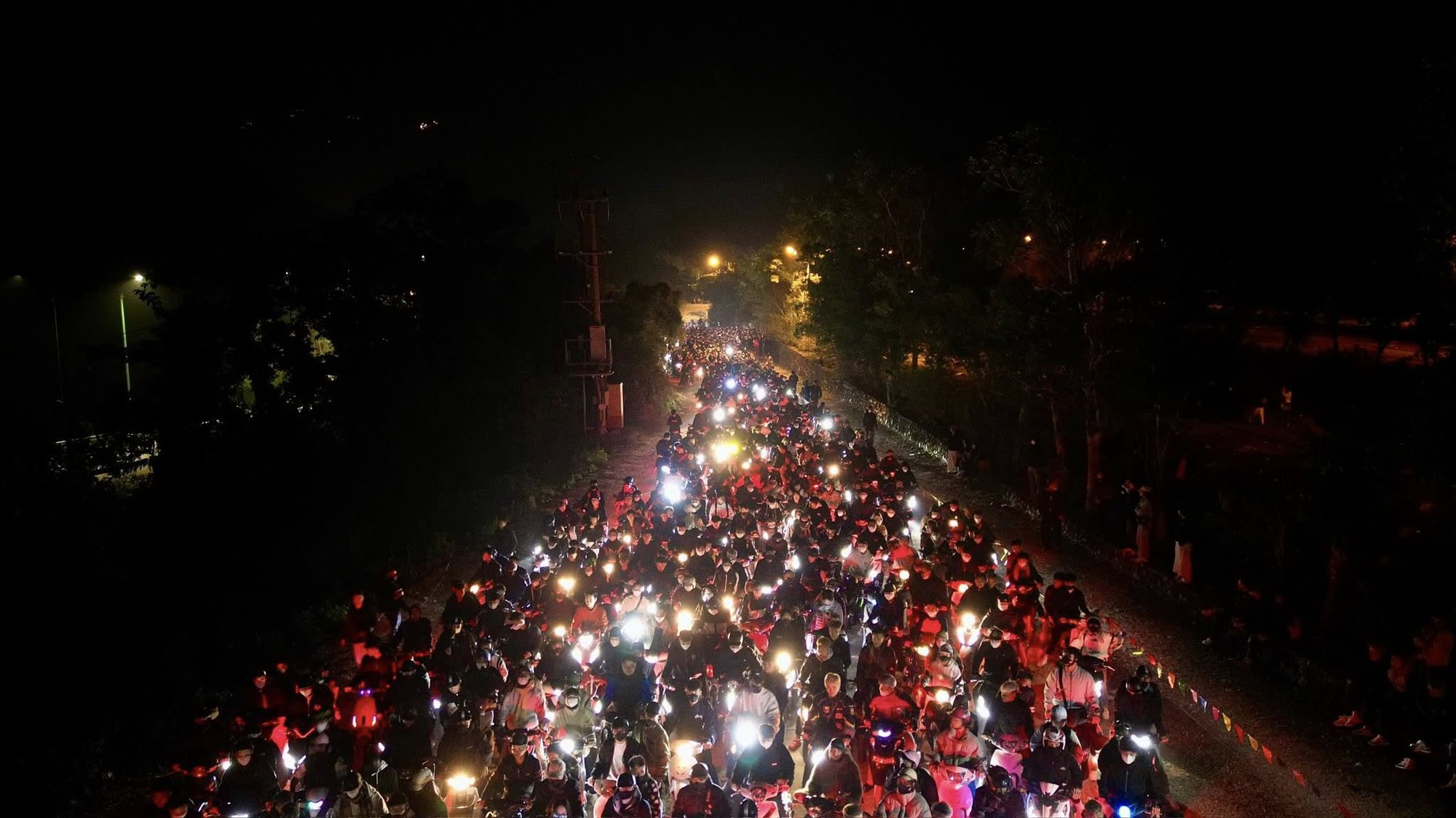 Một nơi kẹt cứng từ 4h s&aacute;ng: Du kh&aacute;ch đ&ocirc;ng nghịt, ai cũng cầm 1 chiếc gậy trong tay - Ảnh 1.