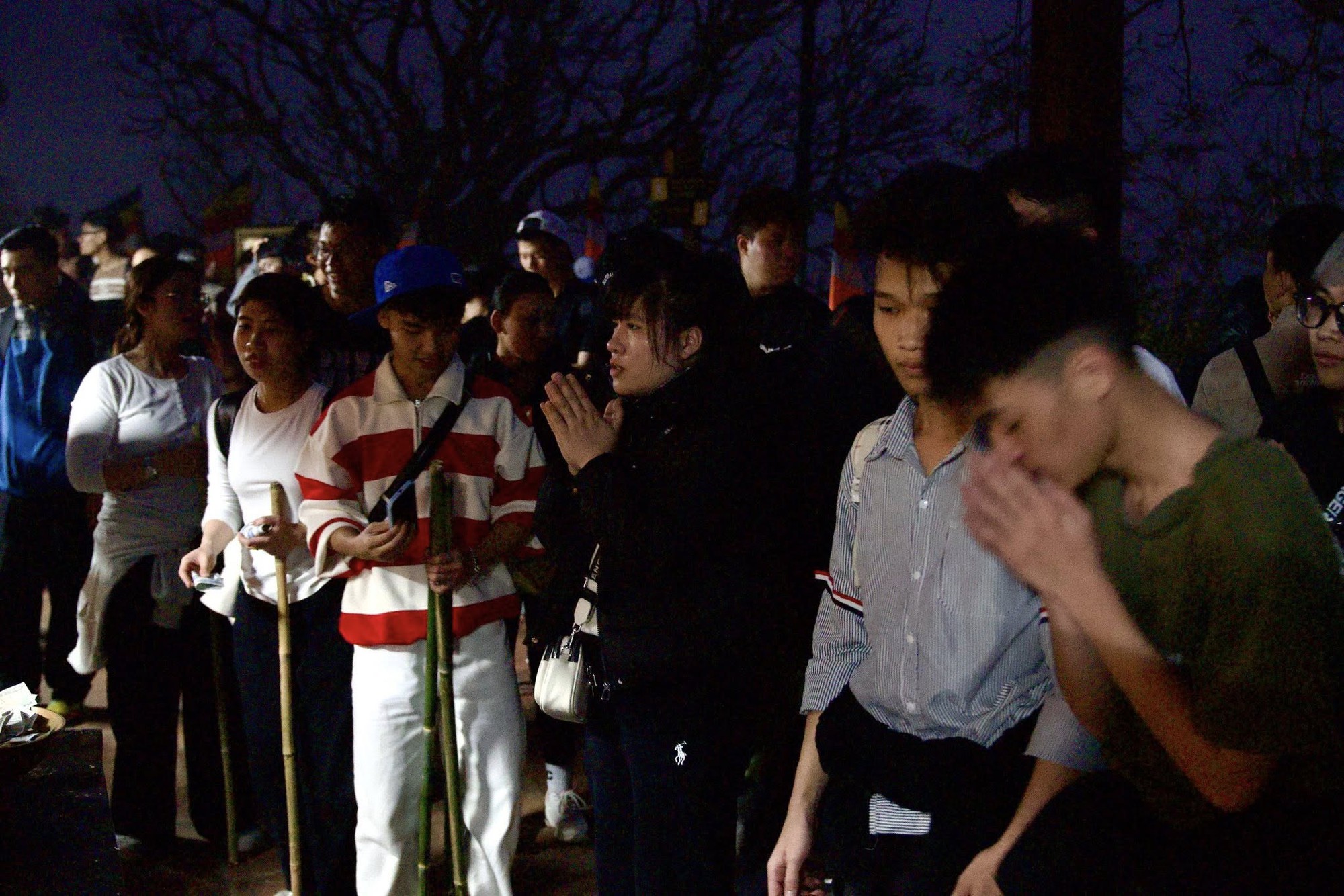 Một nơi kẹt cứng từ 4h s&aacute;ng: Du kh&aacute;ch đ&ocirc;ng nghịt, ai cũng cầm 1 chiếc gậy trong tay - Ảnh 4.