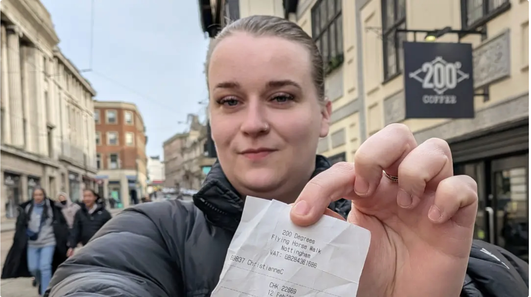 Quẹt thẻ mua matcha latte, c&ocirc; g&aacute;i 29 tuổi bỗng th&agrave;nh &ldquo;người gi&agrave;u nhất thế giới&rdquo;: T&agrave;i sản vượt xa Elon Musk, gấp 22.500 lần quy m&ocirc; kinh tế Anh- Ảnh 1.