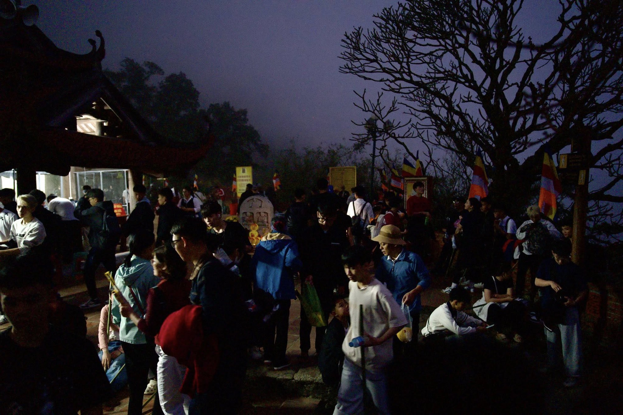 Một nơi kẹt cứng từ 4h s&aacute;ng: Du kh&aacute;ch đ&ocirc;ng nghịt, ai cũng cầm 1 chiếc gậy trong tay - Ảnh 2.