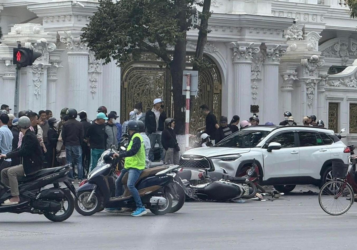 Tài xế 62 tuổi gây tai nạn giao thông Hải Phòng làm 12 xe máy bị ảnh hưởng nặng - Ảnh 2.