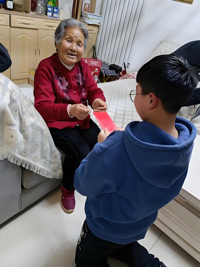 B&agrave; nội mừng tuổi ch&aacute;u 1 triệu nhưng n&oacute;i th&ecirc;m một c&acirc;u giữa ph&ograve;ng kh&aacute;ch đ&ocirc;ng người khiến con d&acirc;u t&aacute;i mặt - Ảnh 2.