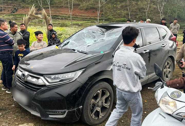 Sự cố dù lượn tại Quản Bạ khiến ô tô hư hại nặng vào tháng 2 năm 2026 - Ảnh 2.