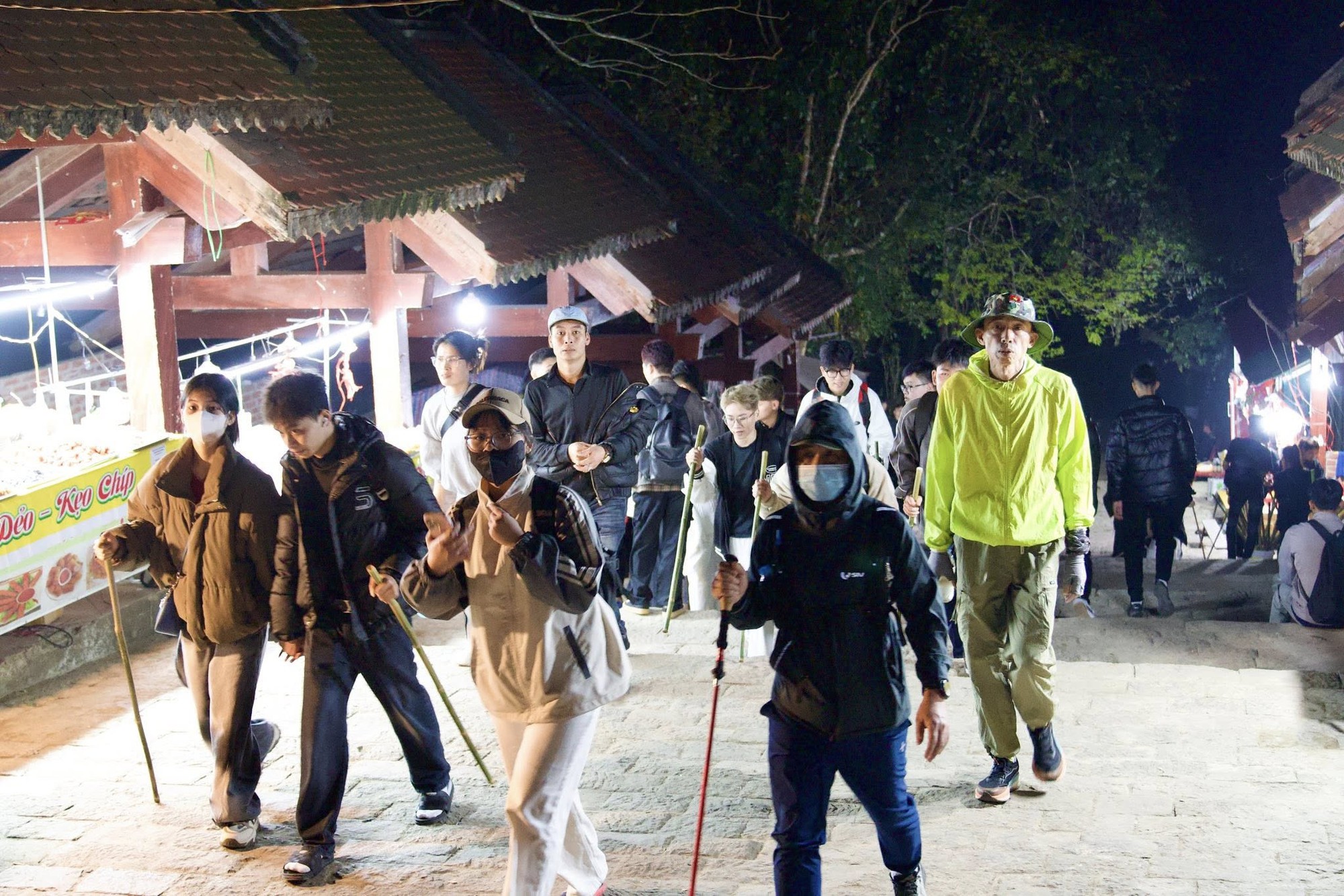 Một nơi kẹt cứng từ 4h s&aacute;ng: Du kh&aacute;ch đ&ocirc;ng nghịt, ai cũng cầm 1 chiếc gậy trong tay - Ảnh 5.