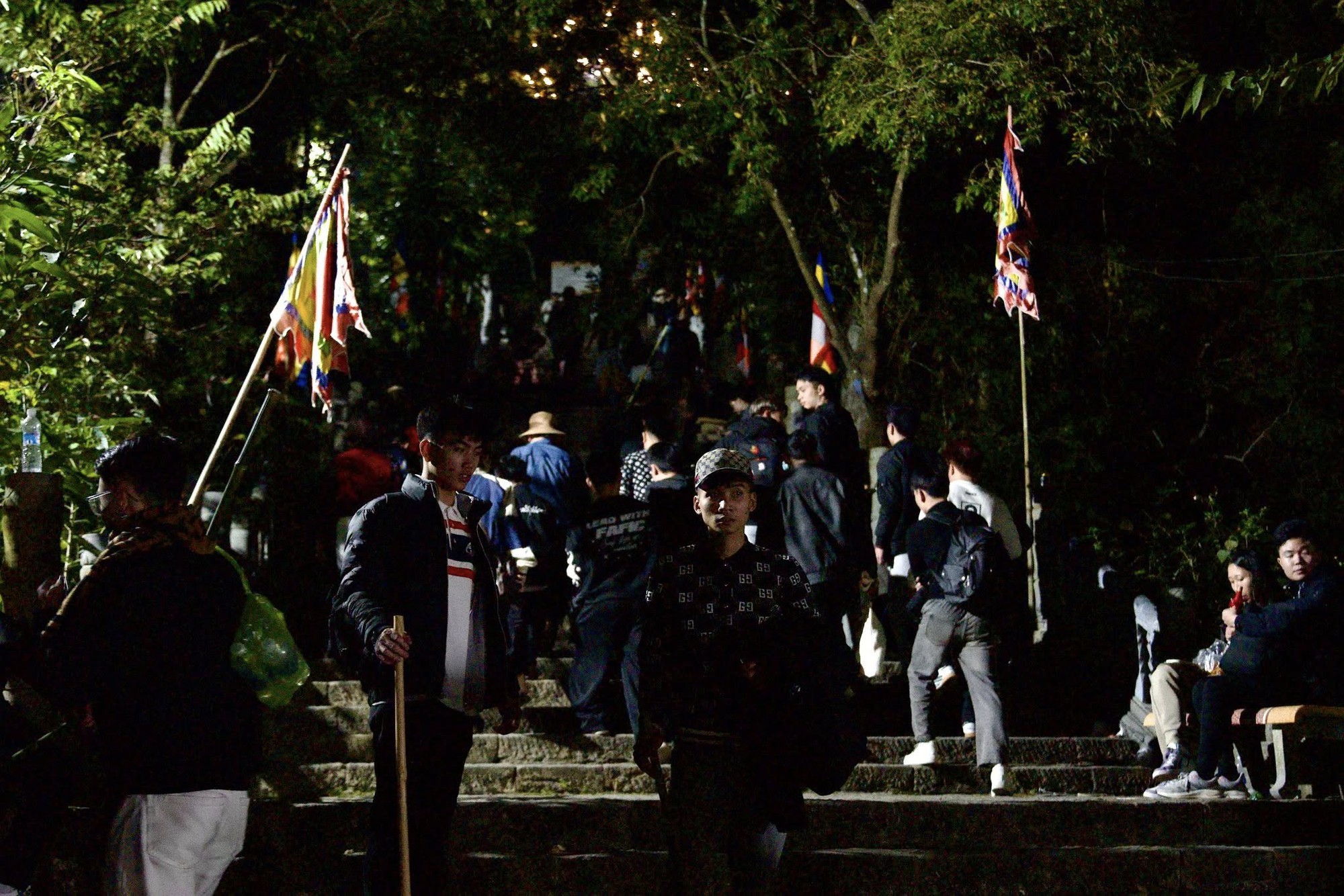 Một nơi kẹt cứng từ 4h s&aacute;ng: Du kh&aacute;ch đ&ocirc;ng nghịt, ai cũng cầm 1 chiếc gậy trong tay - Ảnh 6.