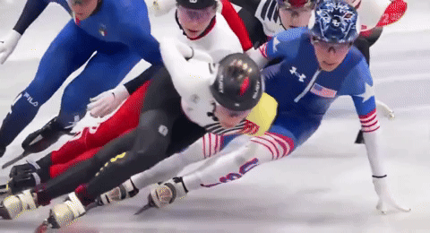 Kinh ho&agrave;ng Olympic: VĐV bị gi&agrave;y của đối thủ cứa v&agrave;o mắt, mặt b&ecirc; bết m&aacute;u, nằm c&aacute;ng rời s&acirc;n - Ảnh 1.