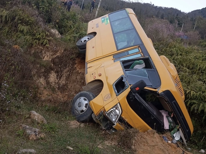 Ô tô khách lao xuống sườn đồi ở Lào Cai , không có thương vong - Ảnh 1.