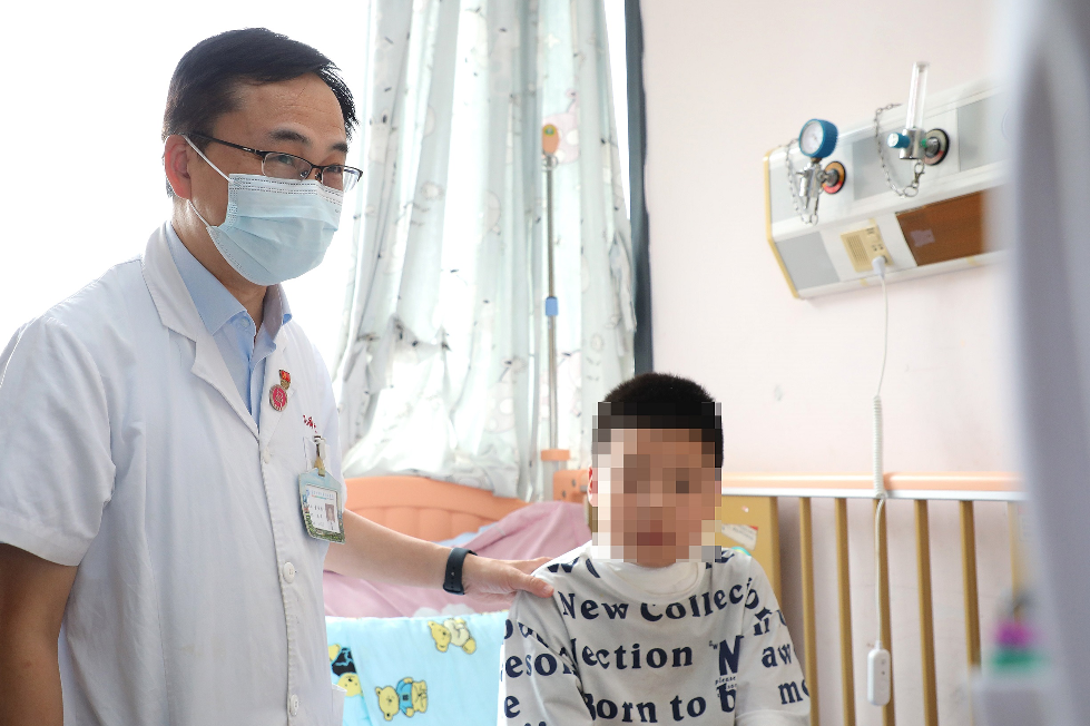 Bé trai 5 tuổi đã được chẩn đoán mắc ung thư tuyến giáp, bác sĩ cảnh báo 4 tín hiệu ung thư ở trẻ dễ bị bỏ qua- Ảnh 1. Bé trai 5 tuổi đã được chẩn đoán mắc ung thư tuyến giáp, bác sĩ cảnh báo 4 tín hiệu ung thư ở trẻ dễ bị bỏ qua- Ảnh 1.