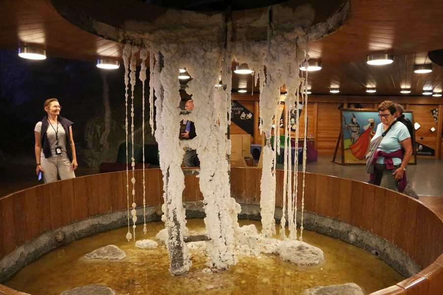 Khám phá Công nghệ kỳ diệu tại mỏ muối Wieliczka , điểm tham quan độc đáo ở châu Âu - Ảnh 6.