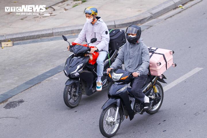 Người d&acirc;n trở lại H&agrave; Nội sau Tết 2026: Xe cộ &ugrave;n tắc cục bộ tr&ecirc;n nhiều tuyến đường - Ảnh 4.