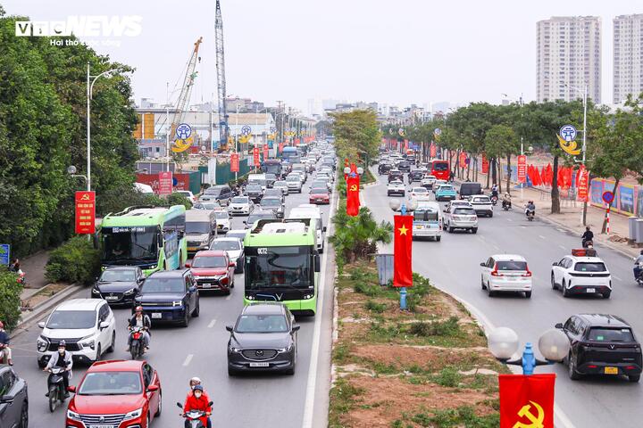 Người d&acirc;n trở lại H&agrave; Nội sau Tết 2026: Xe cộ &ugrave;n tắc cục bộ tr&ecirc;n nhiều tuyến đường - Ảnh 1.