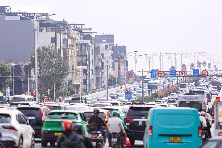 Người d&acirc;n trở lại H&agrave; Nội sau Tết 2026: Xe cộ &ugrave;n tắc cục bộ tr&ecirc;n nhiều tuyến đường - Ảnh 6.