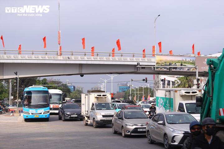 Người d&acirc;n trở lại H&agrave; Nội sau Tết 2026: Xe cộ &ugrave;n tắc cục bộ tr&ecirc;n nhiều tuyến đường - Ảnh 5.