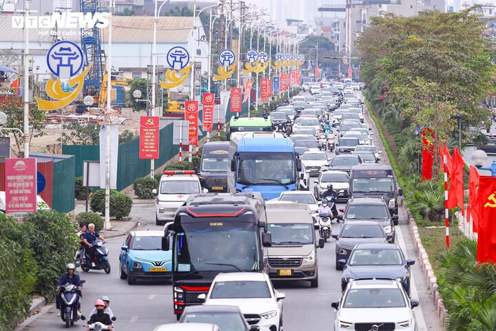 Người d&acirc;n trở lại H&agrave; Nội sau Tết 2026: Xe cộ &ugrave;n tắc cục bộ tr&ecirc;n nhiều tuyến đường - Ảnh 2.