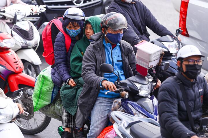 Người d&acirc;n trở lại H&agrave; Nội sau Tết 2026: Xe cộ &ugrave;n tắc cục bộ tr&ecirc;n nhiều tuyến đường - Ảnh 11.