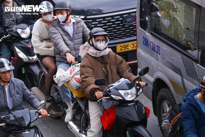 Người d&acirc;n trở lại H&agrave; Nội sau Tết 2026: Xe cộ &ugrave;n tắc cục bộ tr&ecirc;n nhiều tuyến đường - Ảnh 8.