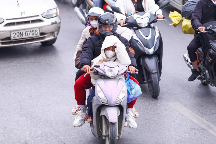 Người d&acirc;n trở lại H&agrave; Nội sau Tết 2026: Xe cộ &ugrave;n tắc cục bộ tr&ecirc;n nhiều tuyến đường - Ảnh 10.