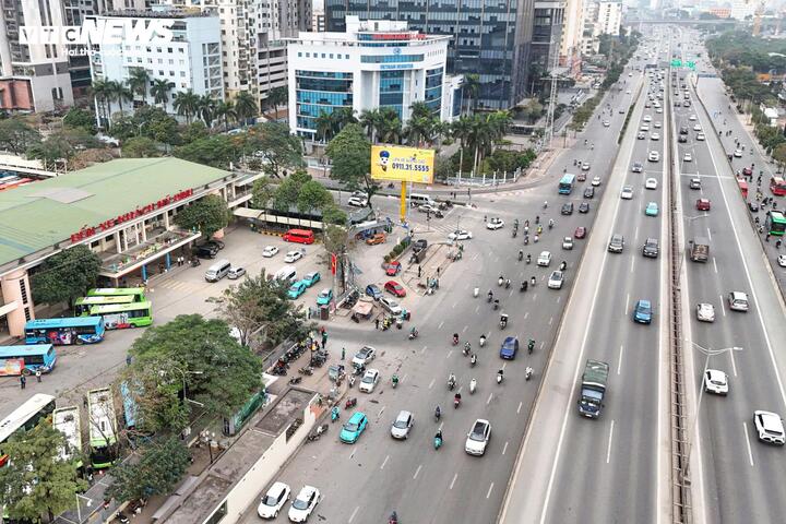 Người d&acirc;n trở lại H&agrave; Nội sau Tết 2026: Xe cộ &ugrave;n tắc cục bộ tr&ecirc;n nhiều tuyến đường - Ảnh 12.