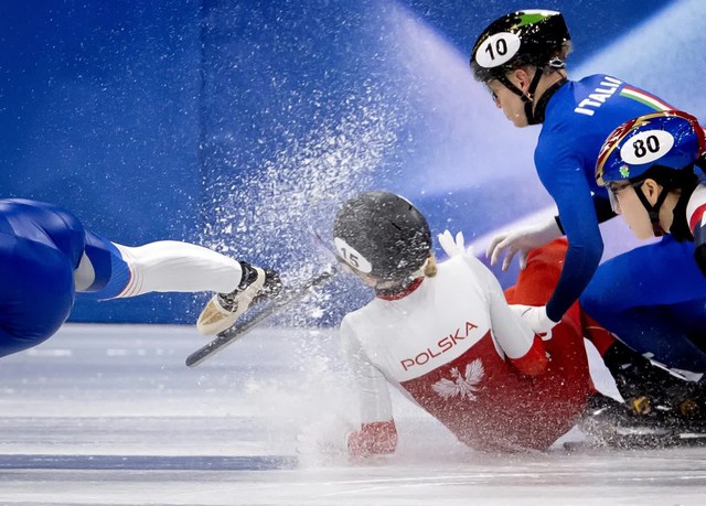 Kinh ho&agrave;ng Olympic: VĐV bị gi&agrave;y của đối thủ cứa v&agrave;o mắt, mặt b&ecirc; bết m&aacute;u, nằm c&aacute;ng rời s&acirc;n - Ảnh 3.