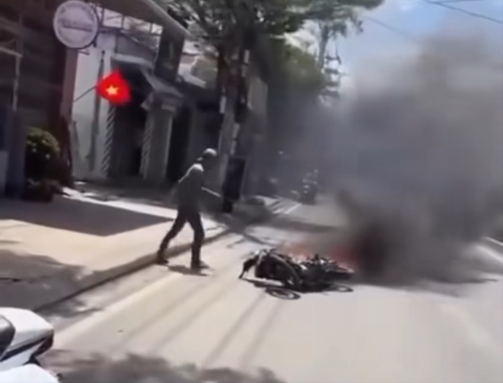 Thanh niên đốt xe khi bị CSGT kiểm tra tại khánh hòa gây sốc năm 2026 - Ảnh 1.