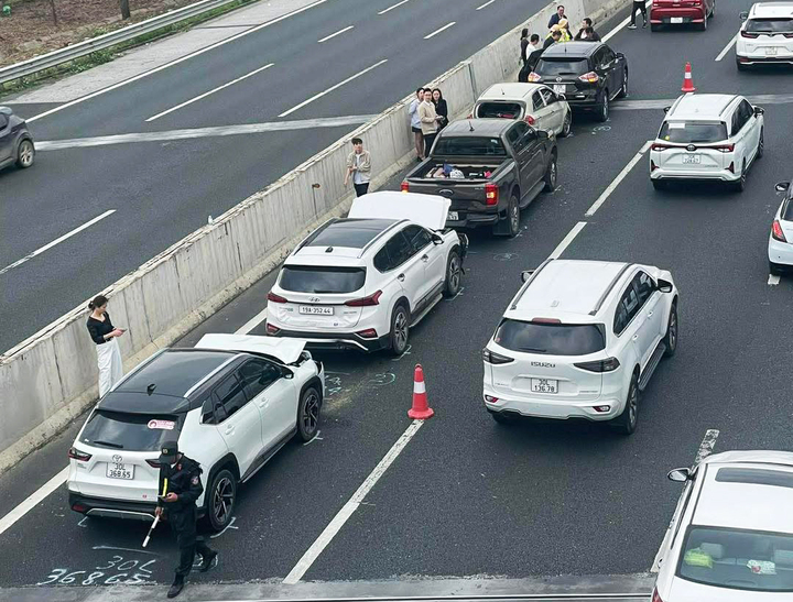 Tai nạn giao th&ocirc;ng li&ecirc;n ho&agrave;n 5 &ocirc; t&ocirc; con tr&ecirc;n cao tốc H&agrave; Nội - Hải Ph&ograve;ng - Ảnh 1.