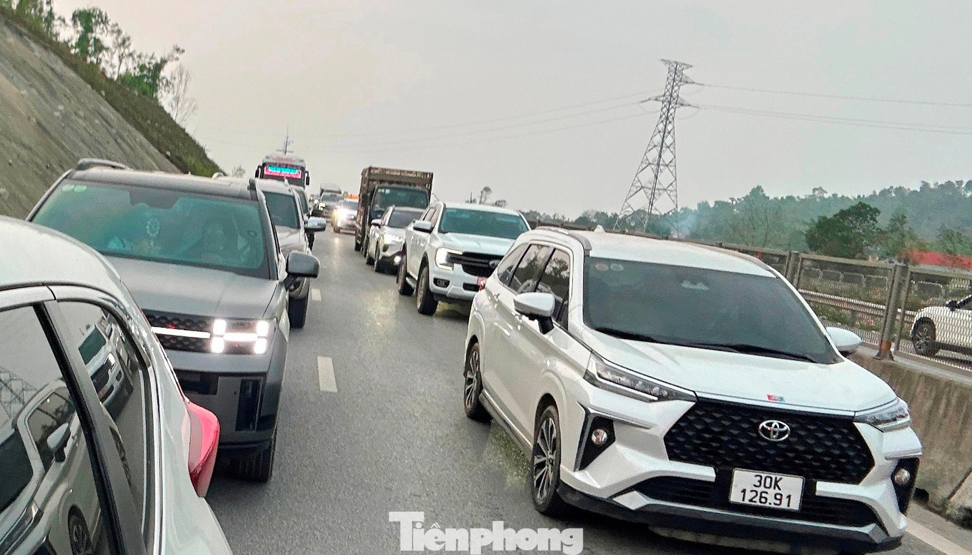 Ùn tắc cao tốc Bắc Nam qua hầm Thần Vũ Trong dịp Tết 2026 - Ảnh 1.
