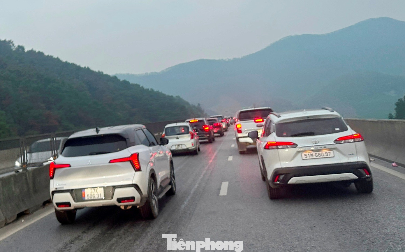 Ùn tắc cao tốc Bắc Nam qua hầm Thần Vũ Trong dịp Tết 2026 - Ảnh 9.