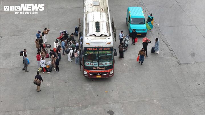 Người d&acirc;n trở lại H&agrave; Nội sau Tết 2026: Xe cộ &ugrave;n tắc cục bộ tr&ecirc;n nhiều tuyến đường - Ảnh 13.