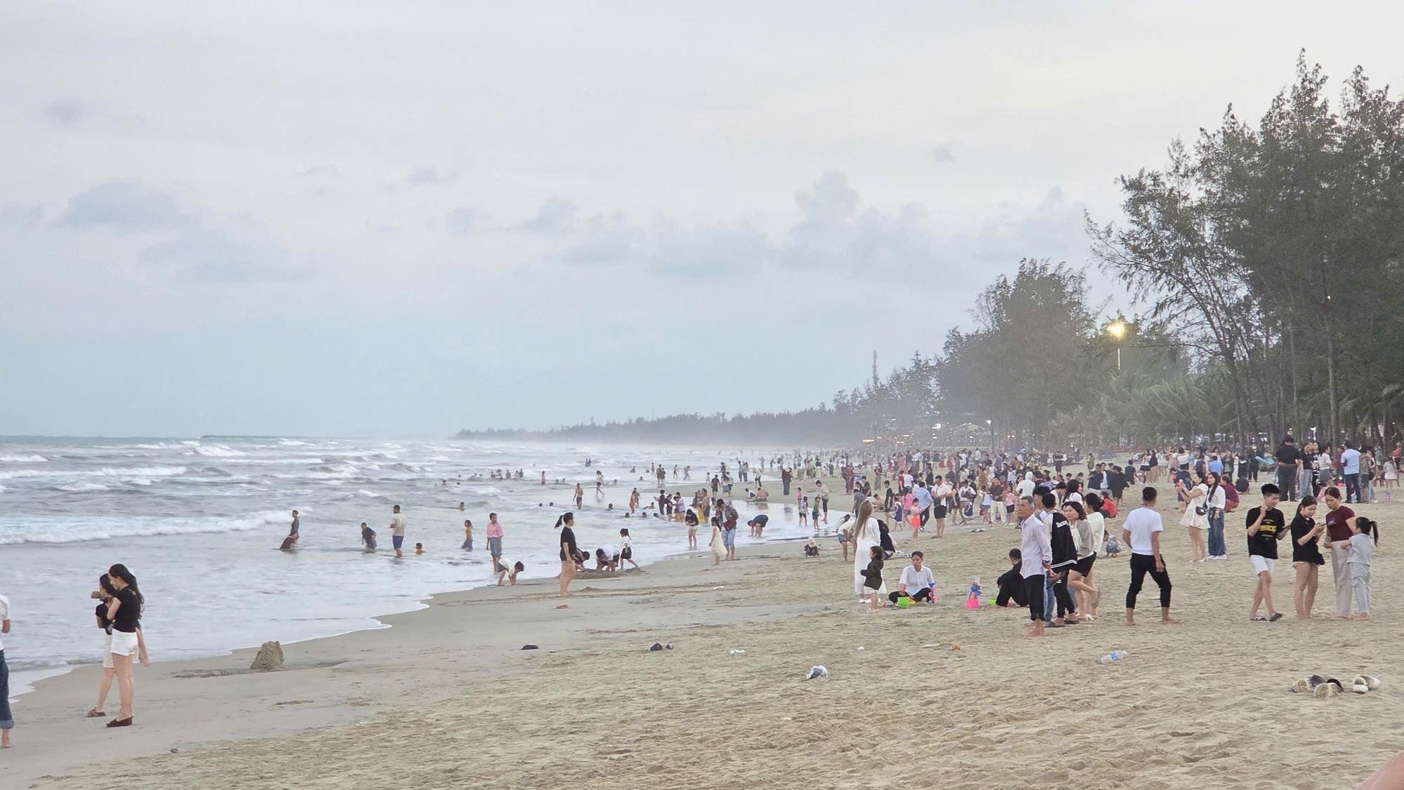 Tắm biển Mỹ Khê , 3 người trong gia đình gặp nạn đuối nước - Ảnh 1.