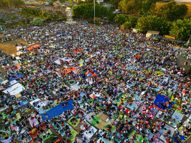 1 nơi ở Việt Nam hút gần 157.000 lượt khách trong 1 ngày, ken đặc người "cắm trại" ngay đầu năm mới - Ảnh 11.