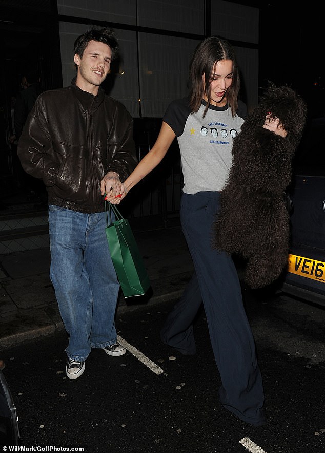 Beckham tình tứ nắm tay Victoria, tiểu thư Harper khoe visual sáng bừng trong buổi tiệc xa hoa nhưng Brooklyn "không có cửa" xuất hiện - Ảnh 2.