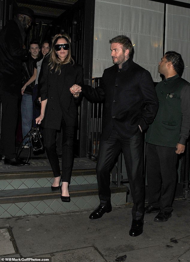 Beckham tình tứ nắm tay Victoria, tiểu thư Harper khoe visual sáng bừng trong buổi tiệc xa hoa nhưng Brooklyn "không có cửa" xuất hiện - Ảnh 1.