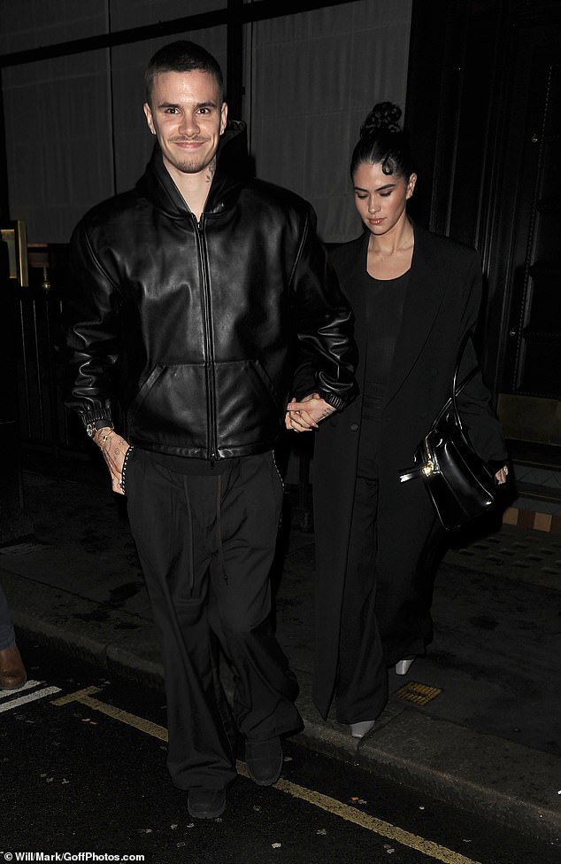 Beckham tình tứ nắm tay Victoria, tiểu thư Harper khoe visual sáng bừng trong buổi tiệc xa hoa nhưng Brooklyn "không có cửa" xuất hiện - Ảnh 3.