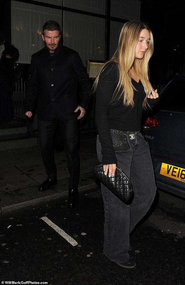 Beckham tình tứ nắm tay Victoria, tiểu thư Harper khoe visual sáng bừng trong buổi tiệc xa hoa nhưng Brooklyn "không có cửa" xuất hiện - Ảnh 4.