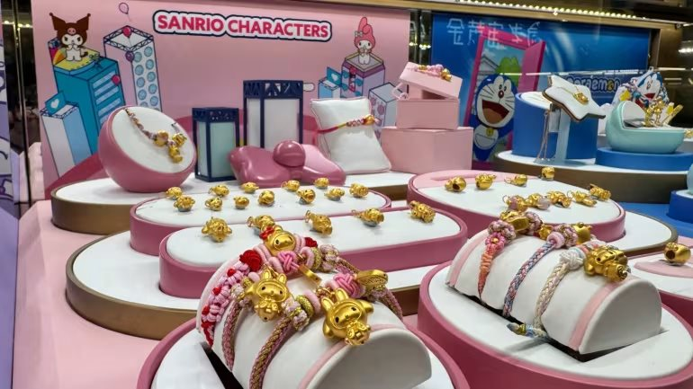 Độc lạ thị trường v&agrave;ng: Trang sức v&agrave;ng Hello Kitty khiến giới trẻ tại quốc gia n&agrave;y m&ecirc; mẩn, sẵn s&agrave;ng chi đậm - Ảnh 2.