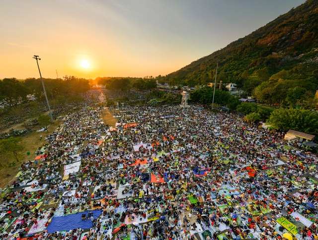 1 nơi ở Việt Nam hút gần 157.000 lượt khách trong 1 ngày, ken đặc người "cắm trại" ngay đầu năm mới - Ảnh 2.