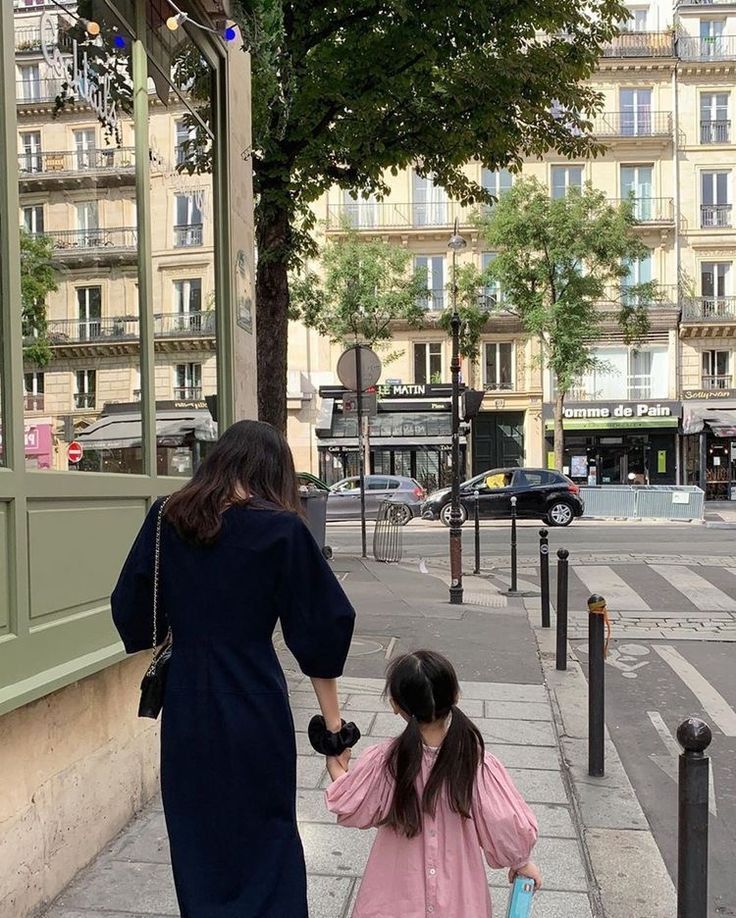 Con lỡ tay làm đổ nước ngọt lên thảm nhà họ hàng, người mẹ nói một câu khiến chủ nhà bật cười khanh khách- Ảnh 2.