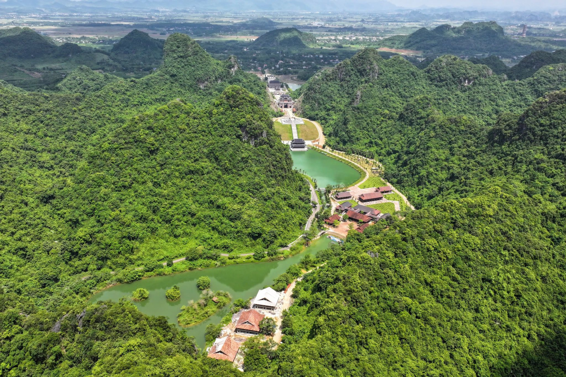 Báu vật 1000 năm tuổi ở Ninh Bình vừa lộ diện đã góp công lớn, giúp toàn tỉnh hốt trọn 2.000 tỉ đồng dịp Tết năm nay - Ảnh 1.