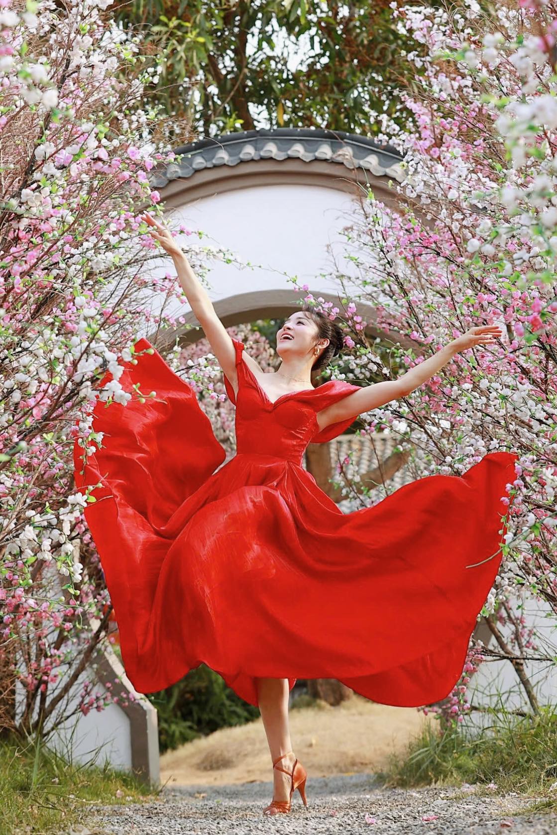 Ngắm nhan sắc rạng rỡ của kiện tướng Đặng Thu Hương - bạn nhảy cùng Phan Hiển giành 3 HCV SEA Games- Ảnh 1.